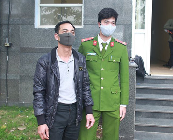 Không bán được, lén lút đem hơn 3 tấn chất thải nguy hại đổ trộm xuống sông Hồng - Ảnh 1.