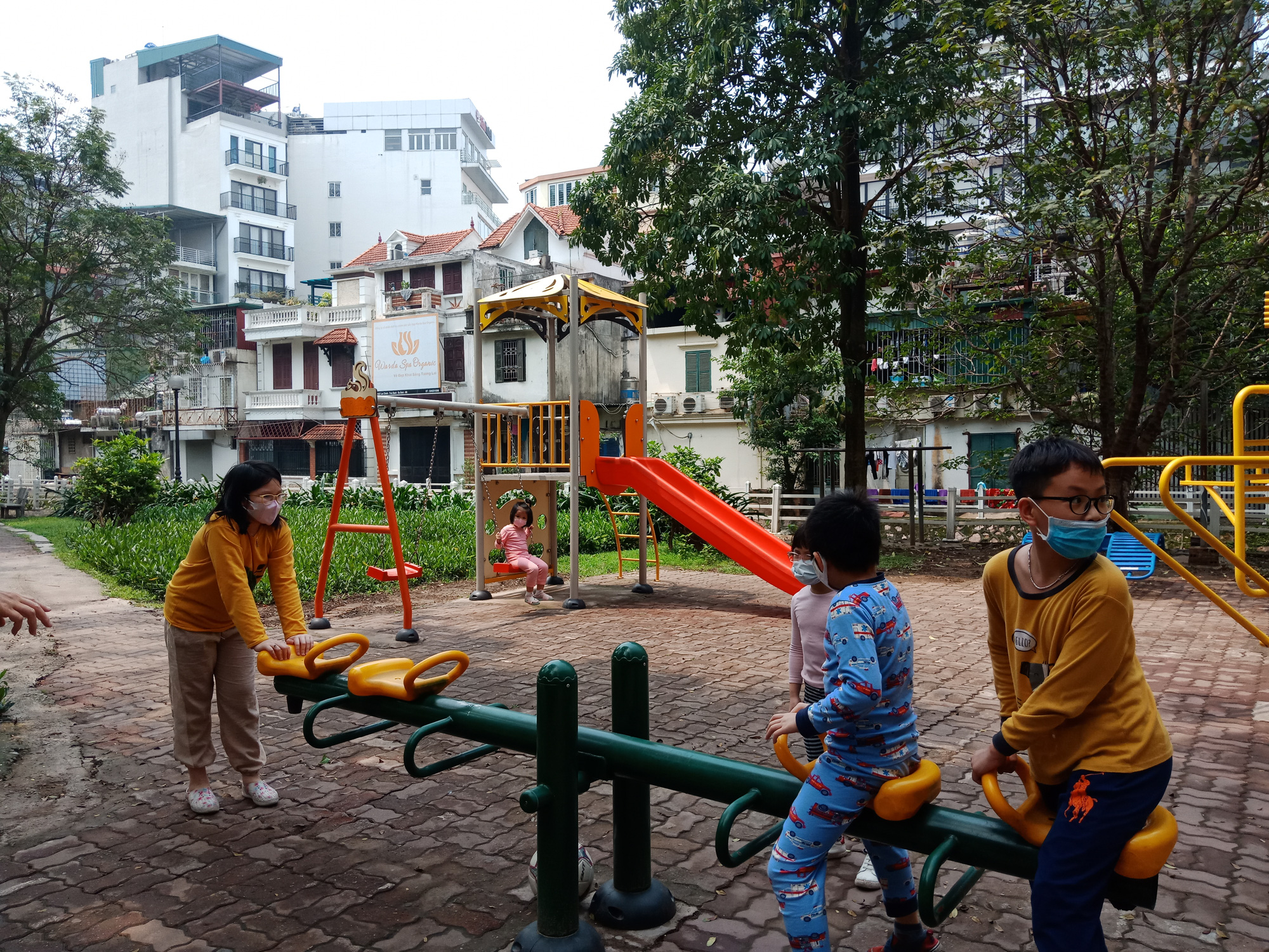 Clip: Cuộc sống người d&acirc;n phố Tr&uacute;c Bạch sau khi được thu hẹp v&ugrave;ng c&aacute;ch ly - Ảnh 10.