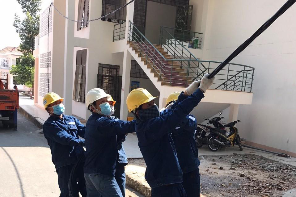 Khẩn trương cấp điện cho khu cách ly Bệnh viện dã chiến Củ Chi - Ảnh 1.