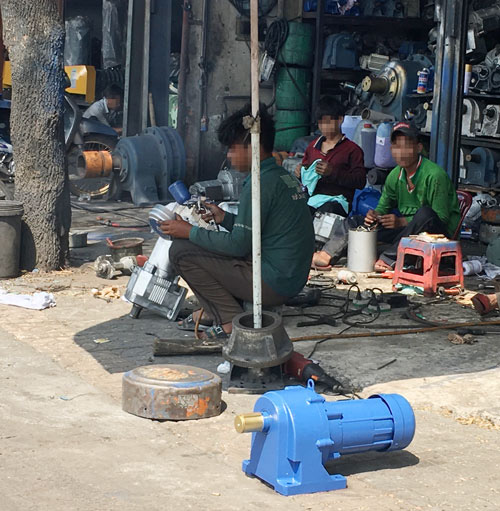 Chợ đồ cũ độc hại trên Quốc lộ 1