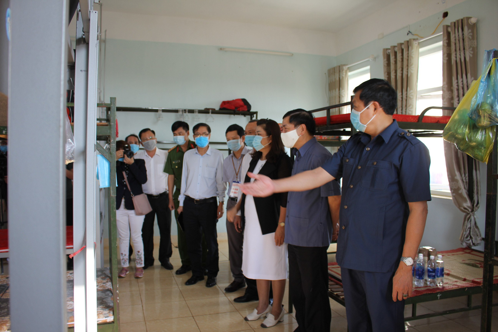 Covid-19: Thứ trưởng Bộ Y tế thăm khu c&aacute;ch ly Covid - 19 - Ảnh 2.