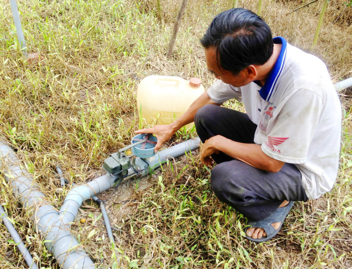 Chỉ cần bấm điện thoại, kỹ sư ch&acirc;n đất ở miền T&acirc;y gi&uacute;p d&acirc;n tiết kiệm điện  - Ảnh 1.