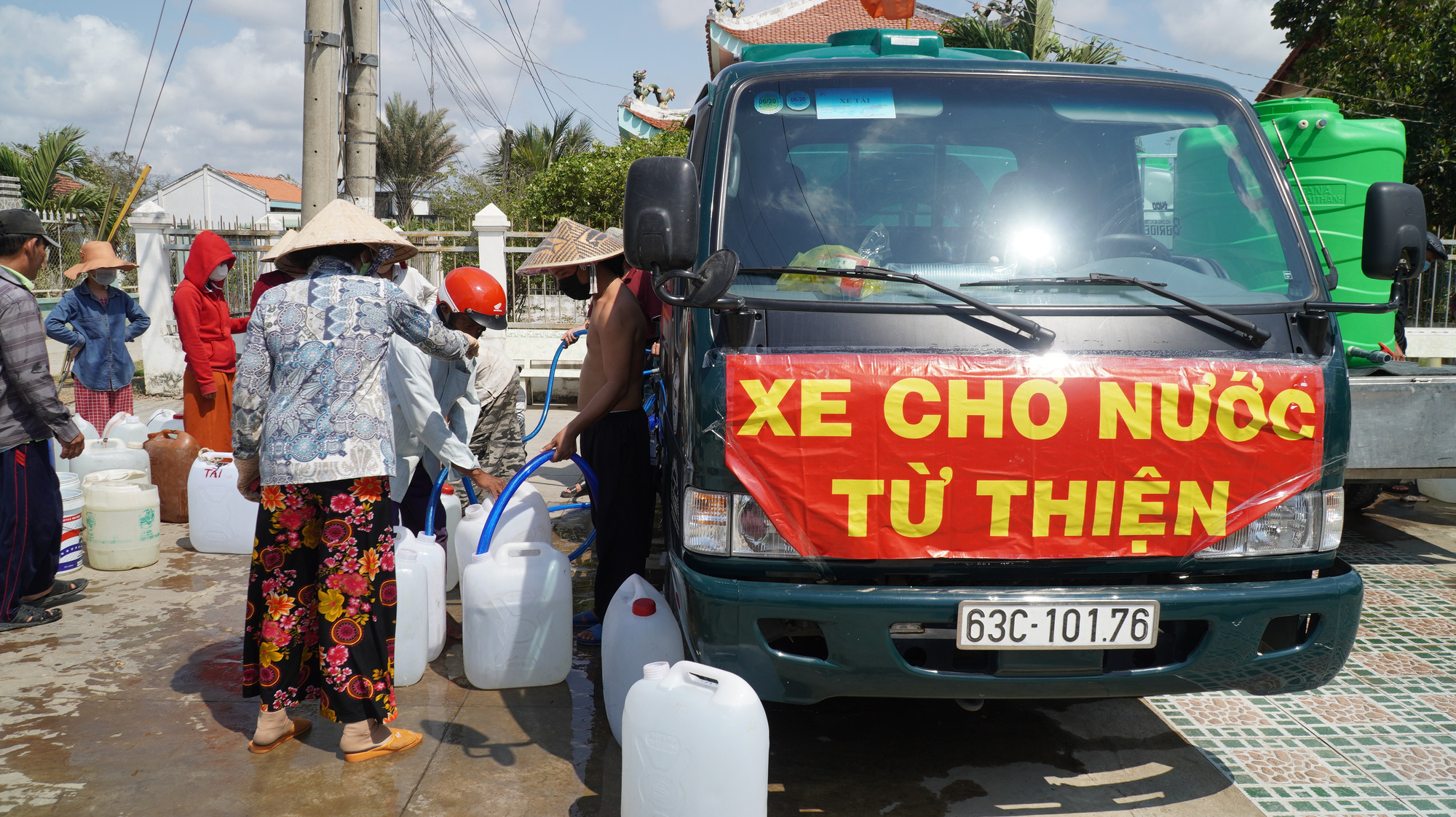 Nông dân miền Tây xếp hàng dài chờ nước ngọt trong cảnh hạn mặn - Ảnh 9.