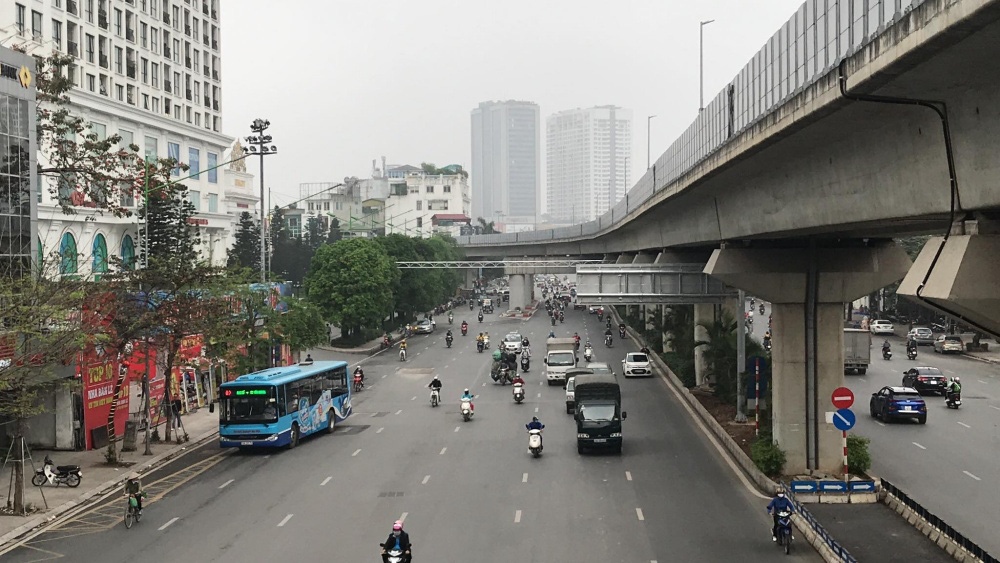 Người d&acirc;n hạn chế ra đường trong dịch Covid-19, đường phố H&agrave; Nội vắng như Tết - Ảnh 18.