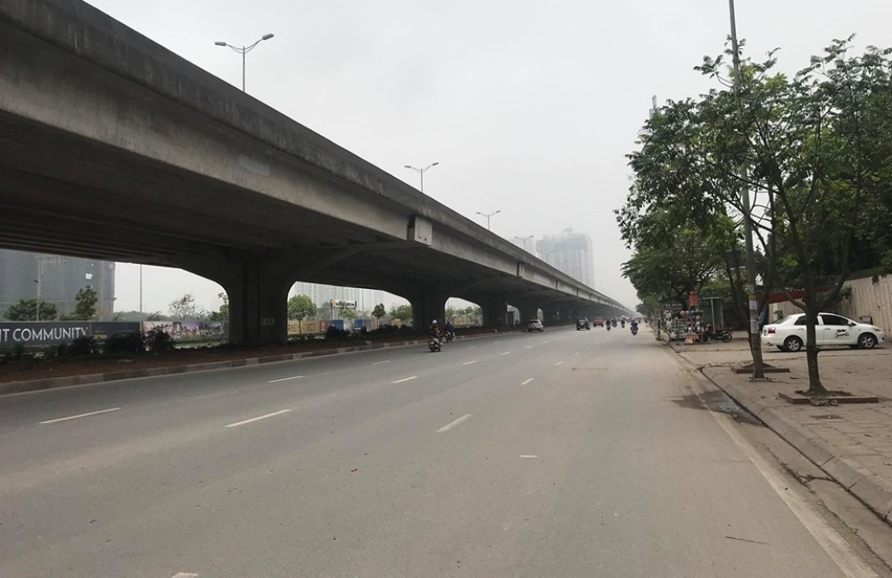 Người d&acirc;n hạn chế ra đường trong dịch Covid-19, đường phố H&agrave; Nội vắng như Tết - Ảnh 17.
