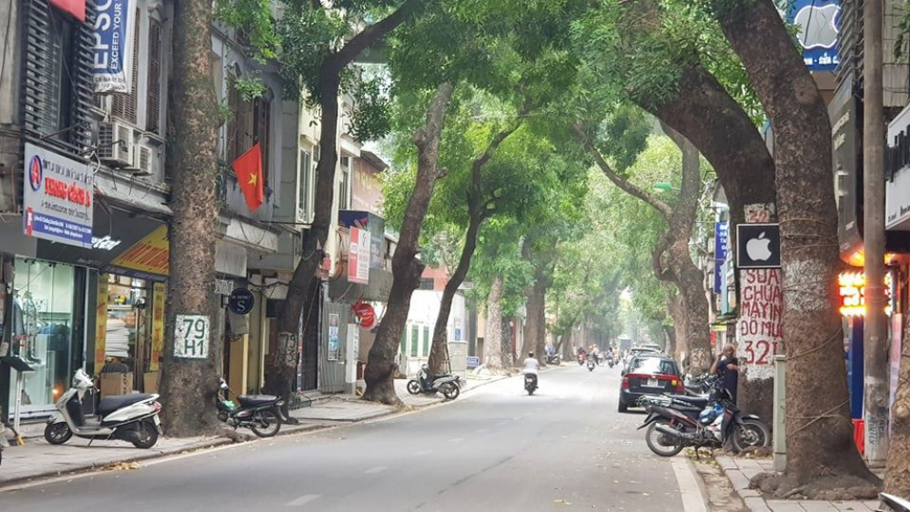 Người d&acirc;n hạn chế ra đường trong dịch Covid-19, đường phố H&agrave; Nội vắng như Tết - Ảnh 7.