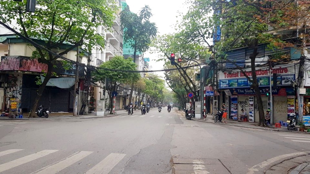 Người d&acirc;n hạn chế ra đường trong dịch Covid-19, đường phố H&agrave; Nội vắng như Tết - Ảnh 13.