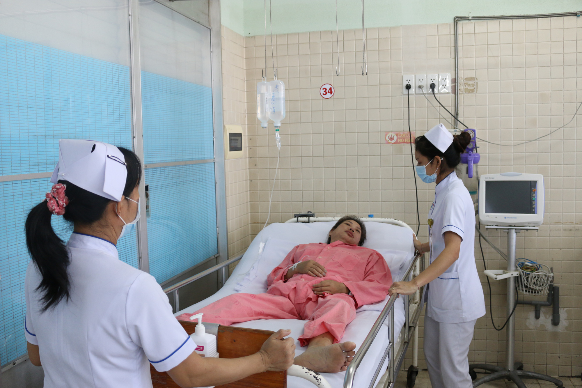 Kịp thời cứu sống bệnh nhân đột quỵ khi đang điều trị lupus ban đỏ - Ảnh 1.