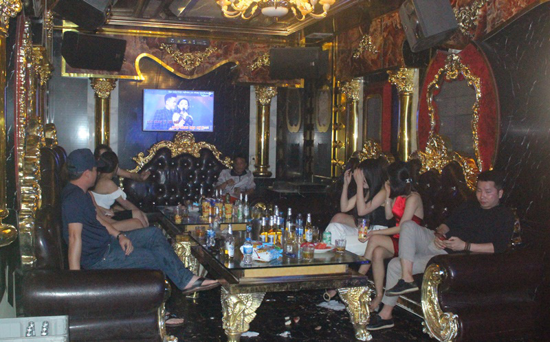 Bất chấp Covid-19, dân chơi đất cảng vẫn đến quán karaoke, gọi "chân dài" phục vụ