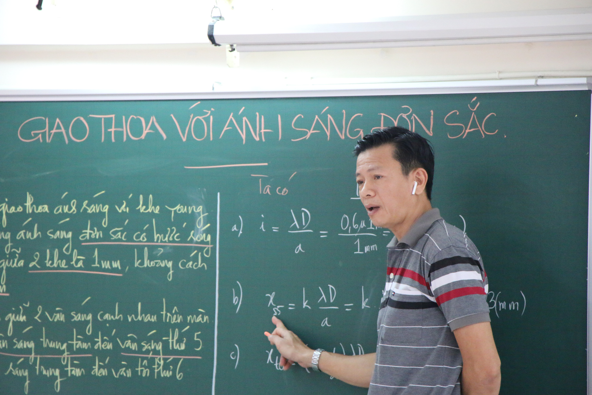 Học sinh lớp 9 và 12 ở TP HCM học trên truyền hình từ ngày mai