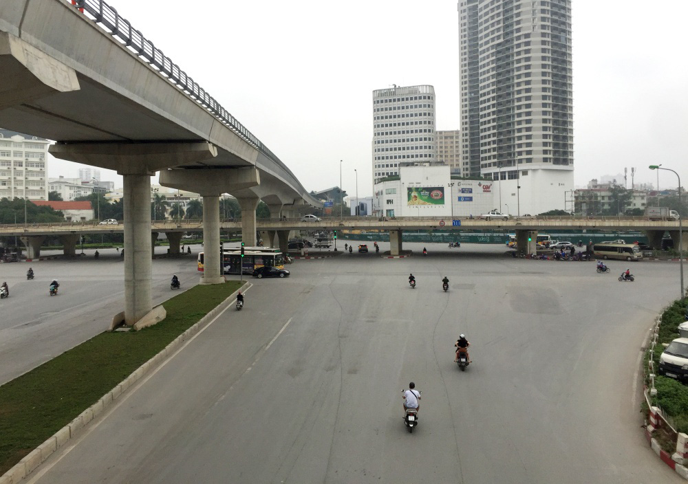 Người d&acirc;n hạn chế ra đường trong dịch Covid-19, đường phố H&agrave; Nội vắng như Tết - Ảnh 15.