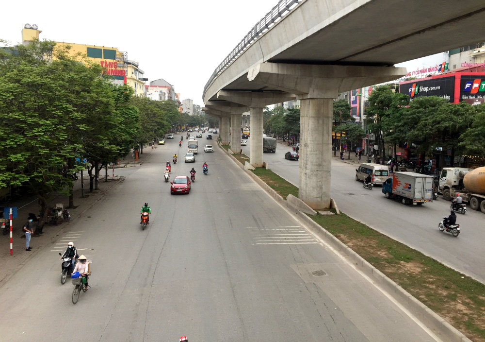 Người d&acirc;n hạn chế ra đường trong dịch Covid-19, đường phố H&agrave; Nội vắng như Tết - Ảnh 14.