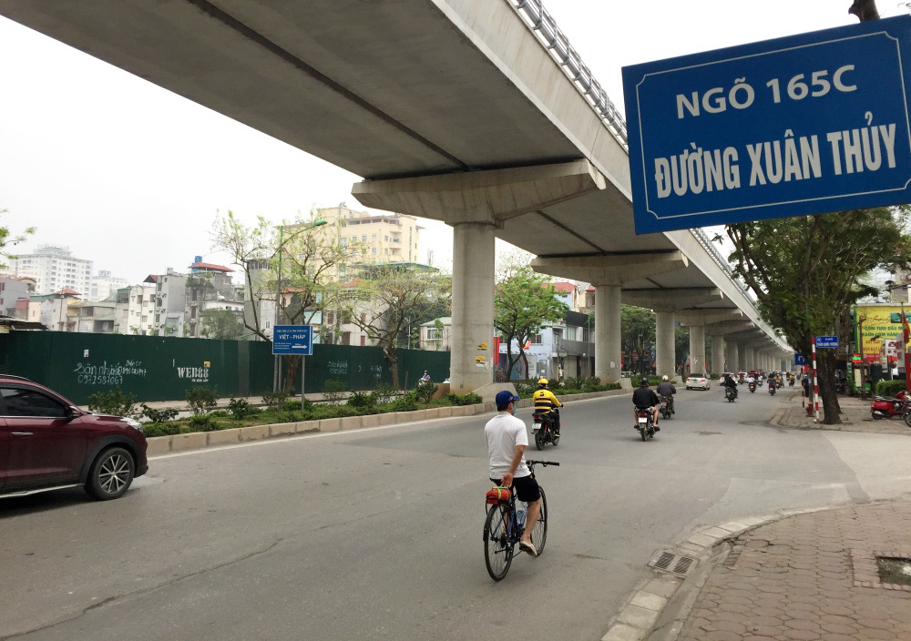 Người d&acirc;n hạn chế ra đường trong dịch Covid-19, đường phố H&agrave; Nội vắng như Tết - Ảnh 16.