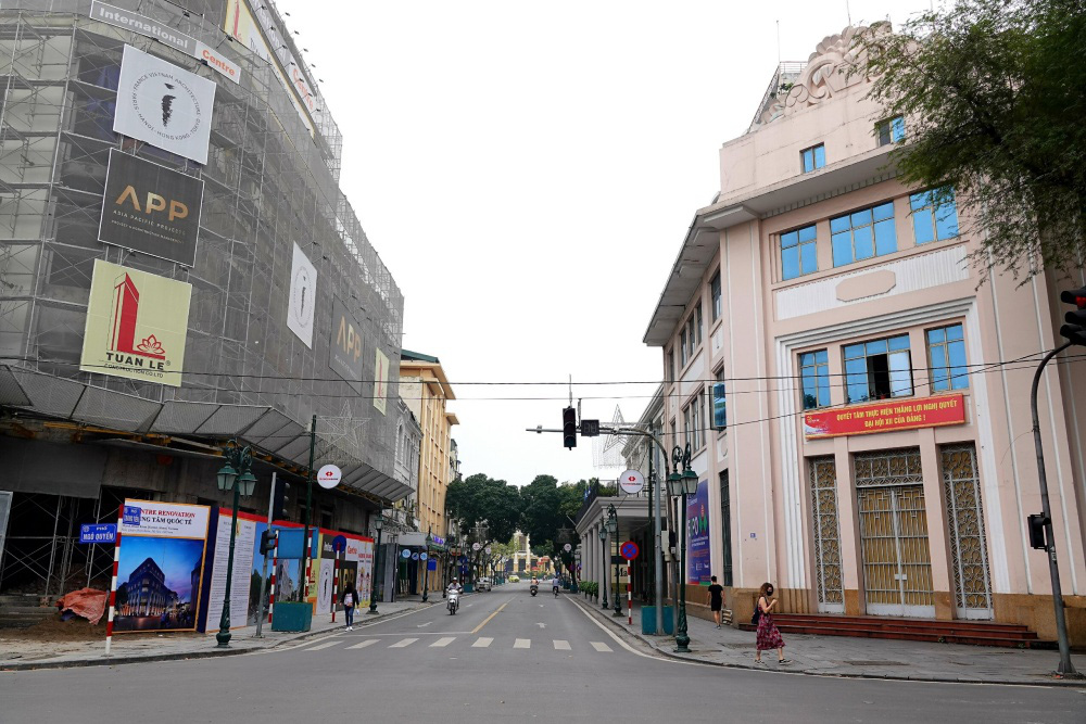 Người d&acirc;n hạn chế ra đường trong dịch Covid-19, đường phố H&agrave; Nội vắng như Tết - Ảnh 11.