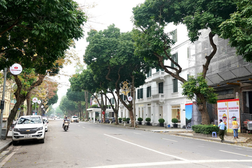 Người d&acirc;n hạn chế ra đường trong dịch Covid-19, đường phố H&agrave; Nội vắng như Tết - Ảnh 9.