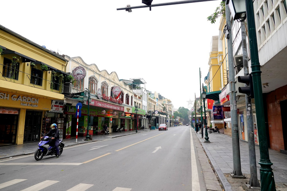 Người d&acirc;n hạn chế ra đường trong dịch Covid-19, đường phố H&agrave; Nội vắng như Tết - Ảnh 8.