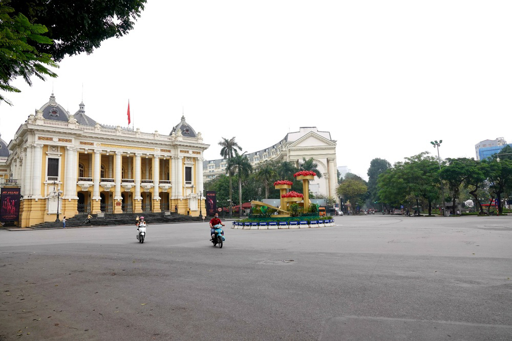 Người d&acirc;n hạn chế ra đường trong dịch Covid-19, đường phố H&agrave; Nội vắng như Tết - Ảnh 3.