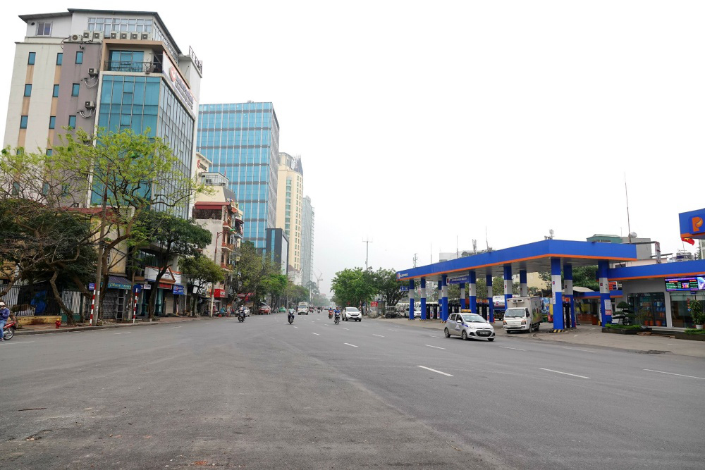 Người d&acirc;n hạn chế ra đường trong dịch Covid-19, đường phố H&agrave; Nội vắng như Tết - Ảnh 12.