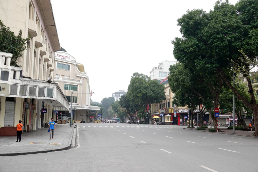 Người d&acirc;n hạn chế ra đường trong dịch Covid-19, đường phố H&agrave; Nội vắng như Tết - Ảnh 4.