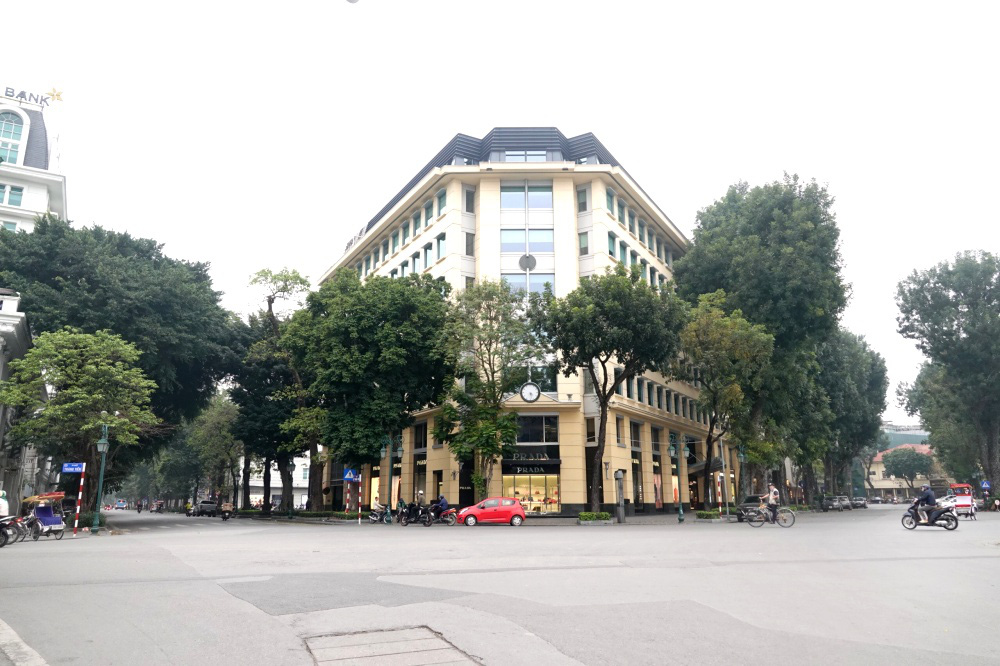 Người d&acirc;n hạn chế ra đường trong dịch Covid-19, đường phố H&agrave; Nội vắng như Tết - Ảnh 2.
