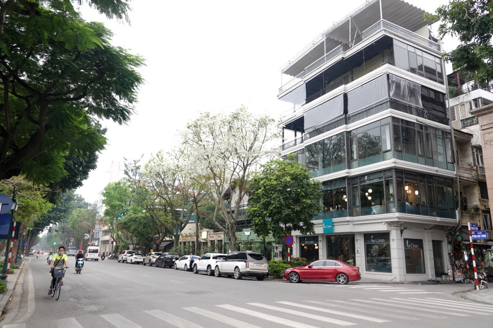 Người d&acirc;n hạn chế ra đường trong dịch Covid-19, đường phố H&agrave; Nội vắng như Tết - Ảnh 10.