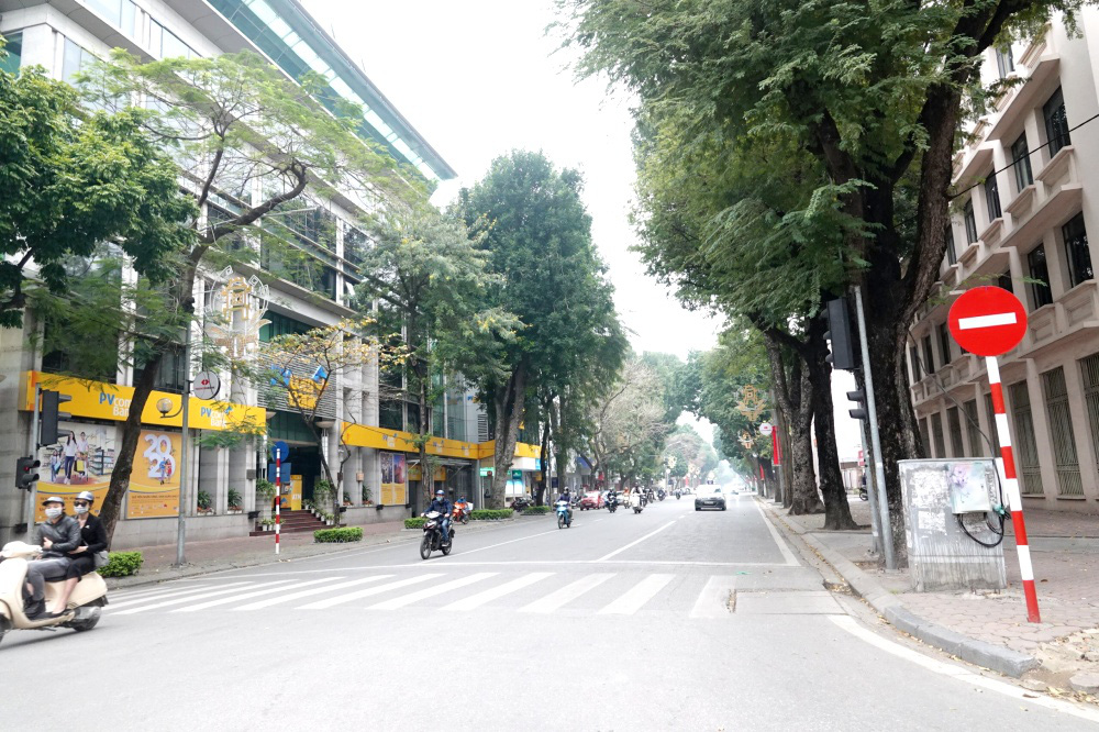 Người d&acirc;n hạn chế ra đường trong dịch Covid-19, đường phố H&agrave; Nội vắng như Tết - Ảnh 5.