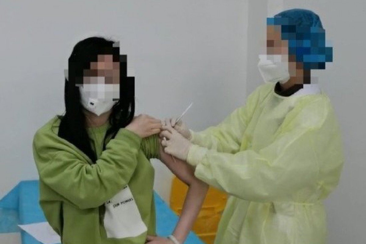 Ti&ecirc;u chảy, tăng th&acirc;n nhiệt khi ti&ecirc;m thử nghiệm vắc-xin chống Covid-19 - Ảnh 1.