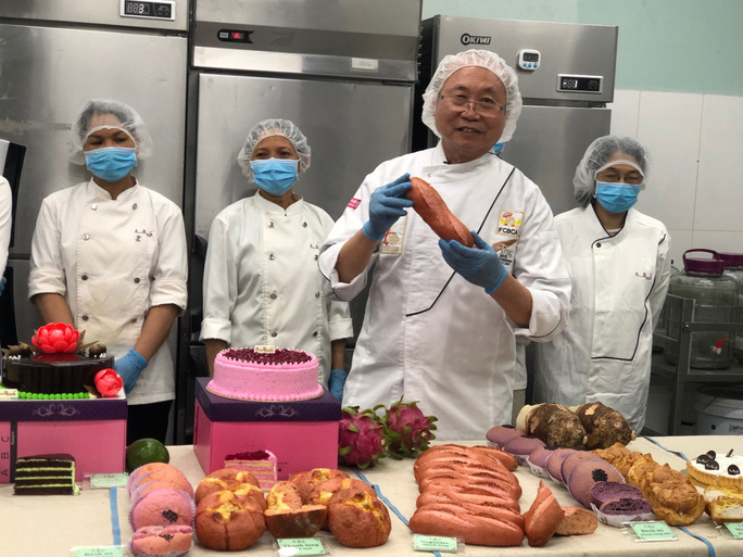 Doanh nhân Kao Siêu Lực dùng quả óc chó, nho Mỹ, bơ Pháp... làm bánh mì tặng đội ngũ y tế