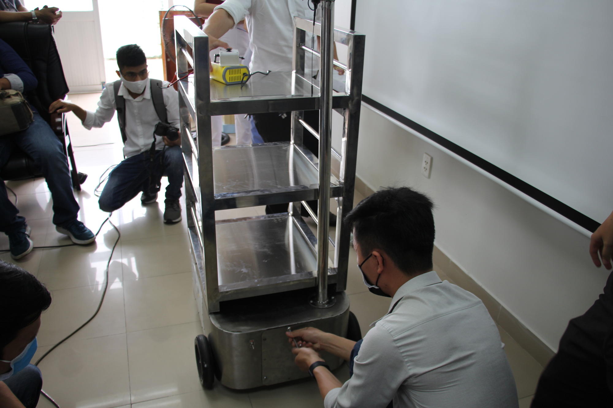 Ngắm robot phục vụ bệnh nhân cách ly bằng điều khiển từ xa - Ảnh 6.