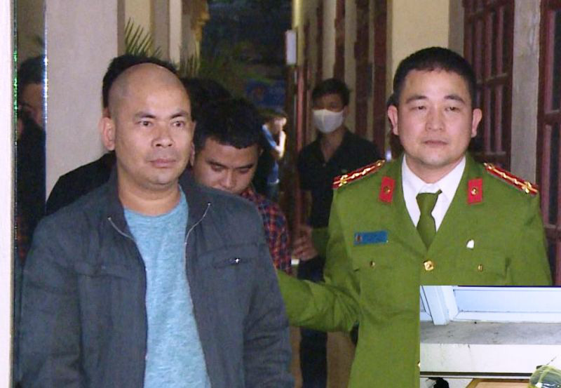 Đánh bài ăn tiền trong nhà hoang, 15 người bị bắt cùng 77 triệu đồng trên sới bạc