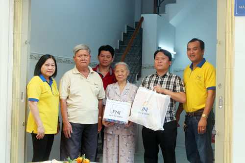 Hơn 10 tỉ đồng hỗ trợ người nghèo