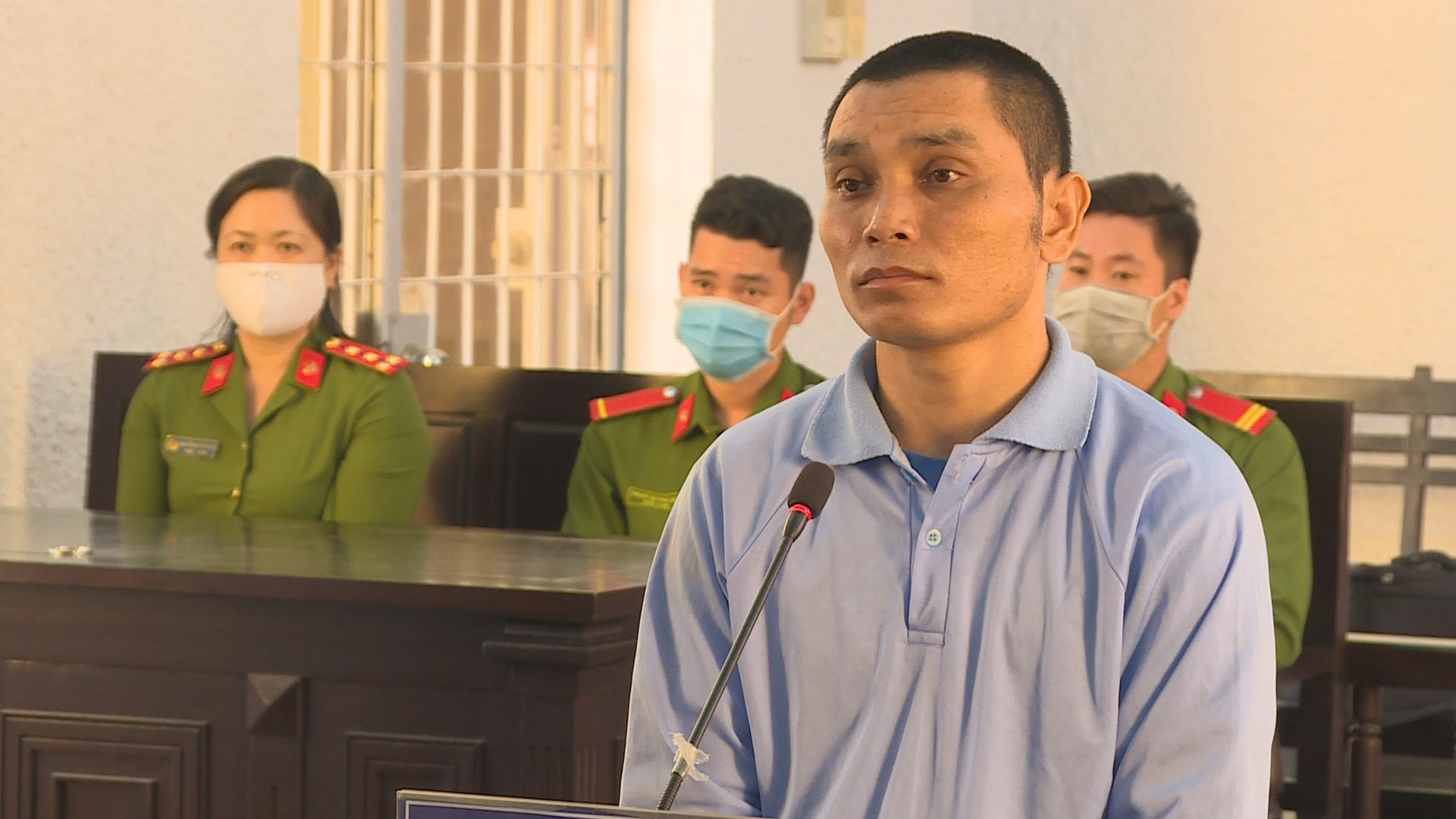 Xử vụ cha dượng mở phim sex cho con riêng của vợ xem để hiếp dâm