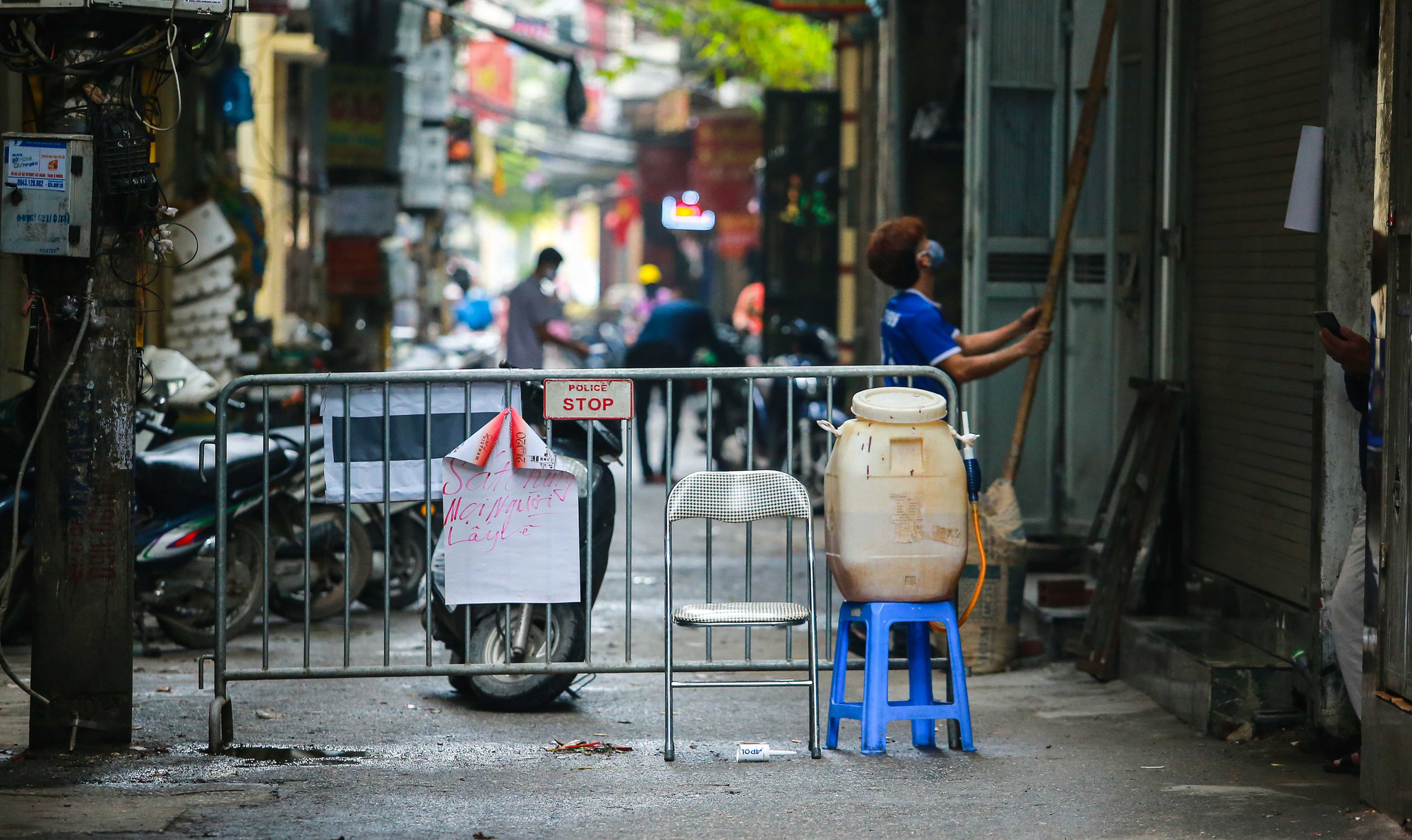 Đủ chiêu phòng ngừa lây nhiễm của người dân nơi có ca bệnh Covid-19 - Ảnh 4.