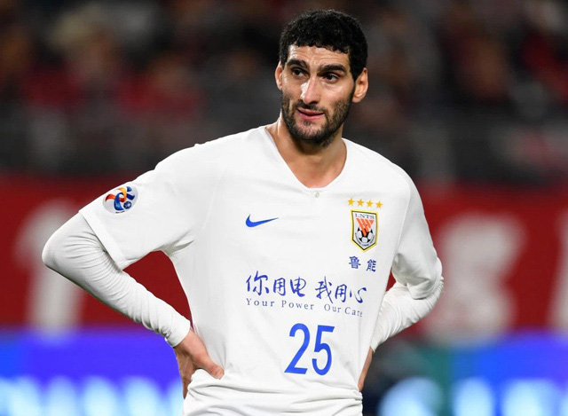 G&atilde; đầu x&ugrave; Fellaini nhập viện khẩn tại Trung Quốc v&igrave; Covid-19 - Ảnh 1.