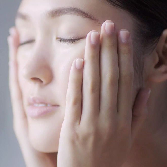 L&agrave;m thế n&agrave;o để kh&ocirc;ng bị mụn sau khi đeo khẩu trang qu&aacute; l&acirc;u? - Ảnh 8.