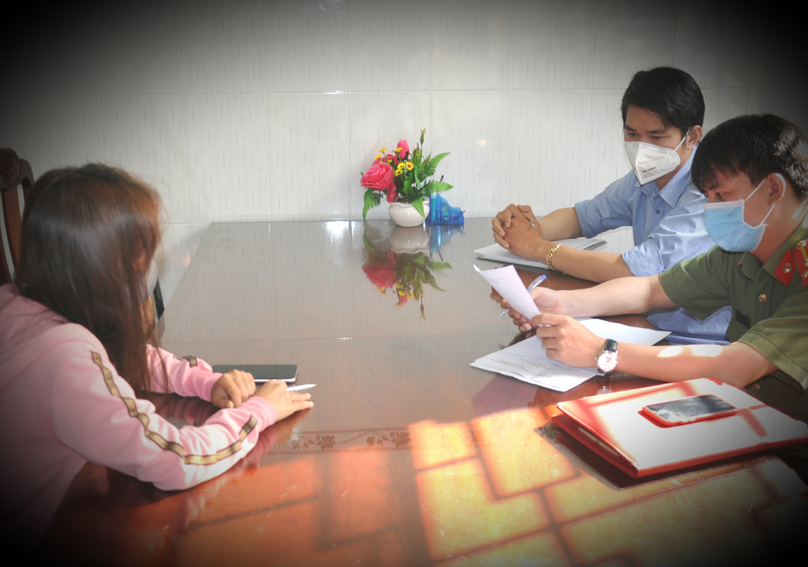 Đang ngồi nhậu ở đất liền, c&ocirc; g&aacute;i tung tin đảo Ph&uacute; Quốc hỗn loạn v&igrave; Covid-19 - Ảnh 1.