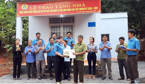 Bình Phước: Gắn biển công trình chào mừng Đại hội Thi đua yêu nước