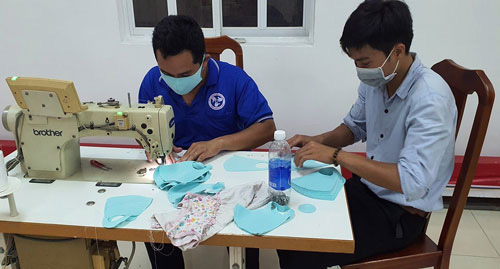 Tặng 10.000 khẩu trang vải cho người lao động