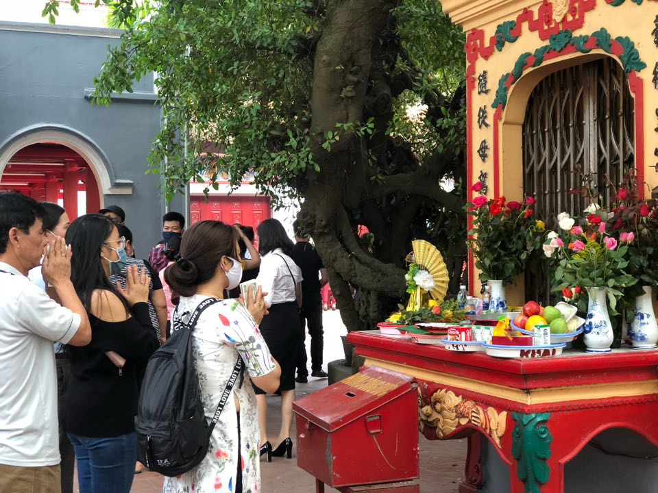 Người dân Hà Nội vẫn chen chân đi lễ Phủ Tây Hồ trong dịch Covid-19 - Ảnh 5.