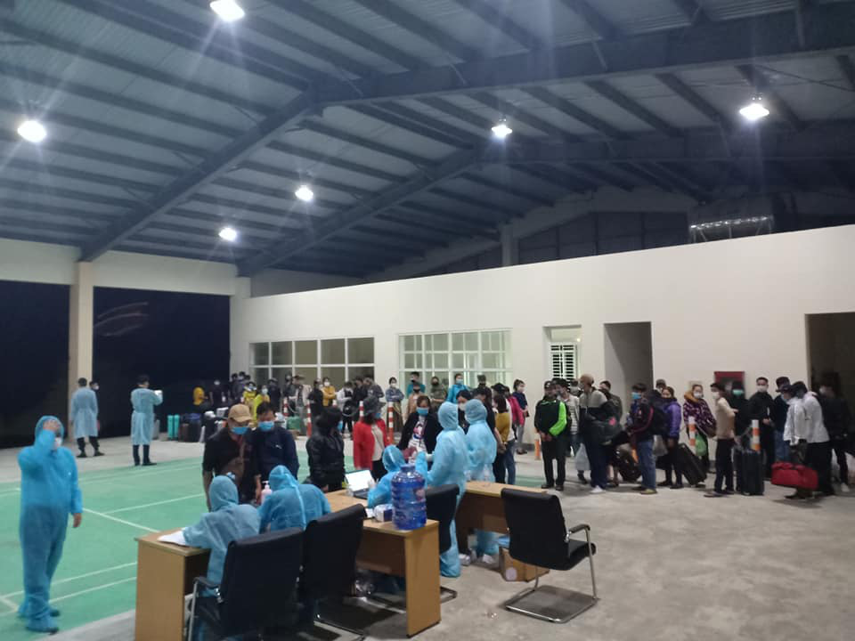 Lấy mẫu bệnh phẩm của những người tiếp x&uacute;c gần với nữ bệnh nh&acirc;n 122 - Ảnh 2.