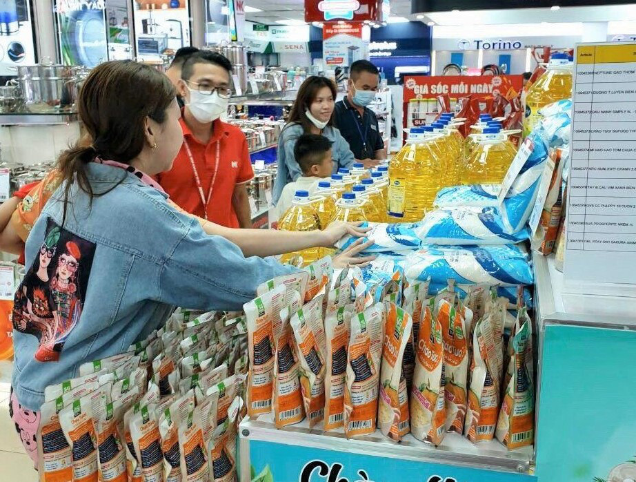 Điện m&aacute;y Nguyễn Kim lấn s&acirc;n b&aacute;n gạo, muối, đường, dầu ăn&hellip; - Ảnh 1.