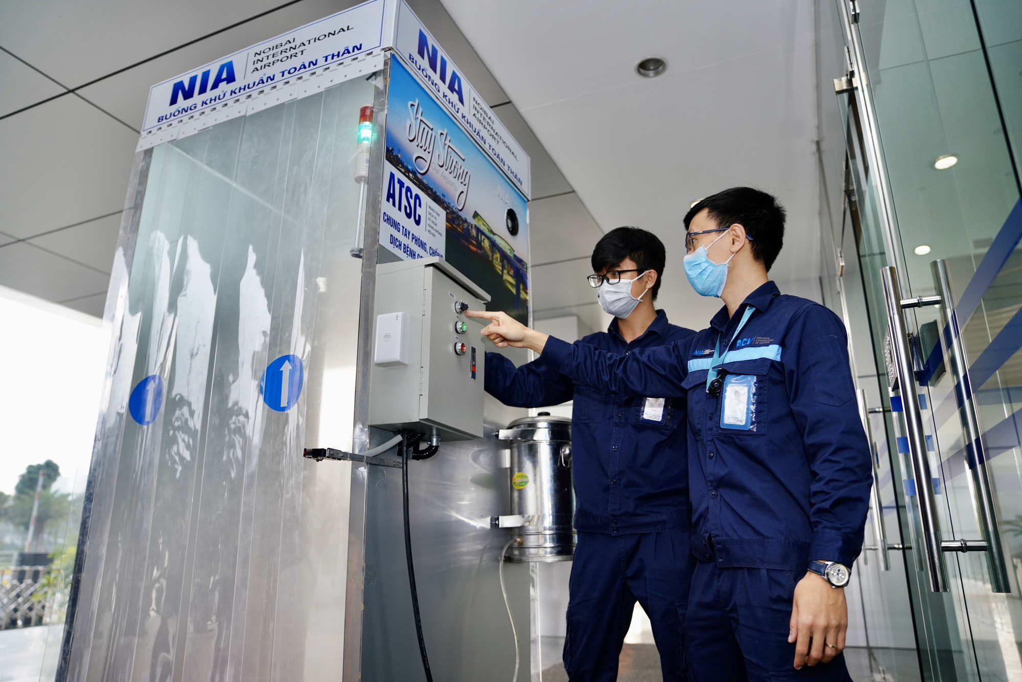 Sân bay Nội Bài thần tốc sản xuất buồng khử khuẩn toàn thân - Ảnh 4.