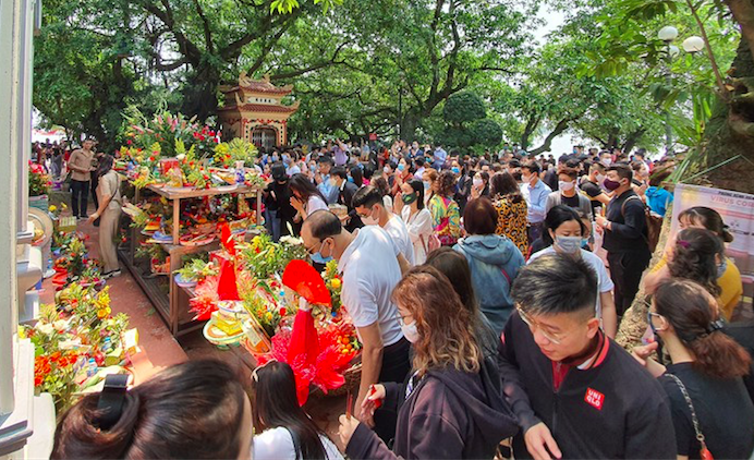 Người dân Hà Nội vẫn chen chân đi lễ Phủ Tây Hồ trong dịch Covid-19