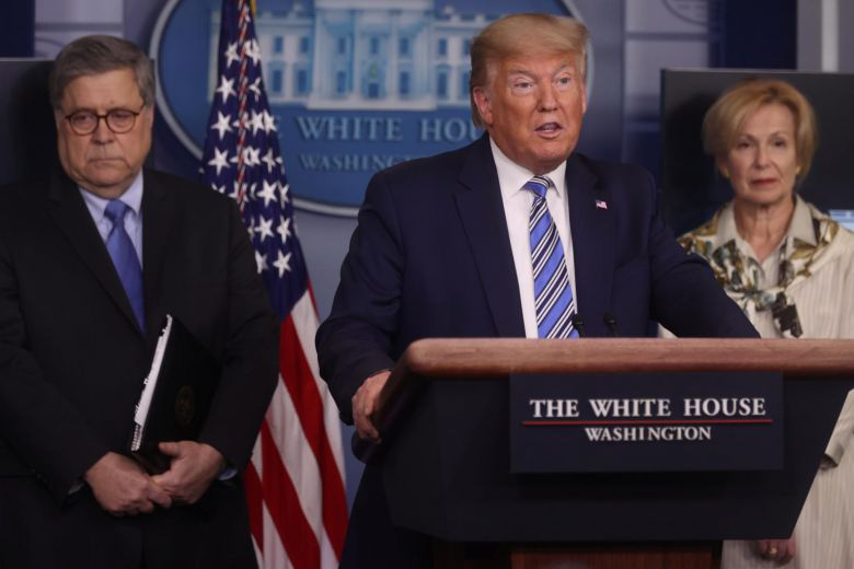 Covid-19: D&acirc;n gốc &Aacute; tại Mỹ t&iacute;ch&hellip; s&uacute;ng đạn, Tổng thống Trump bỏ từ virus Trung Quốc - Ảnh 2.