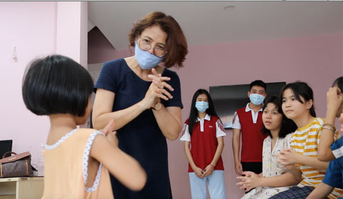 Trường ĐH tặng nước rửa tay cho trẻ em, người già