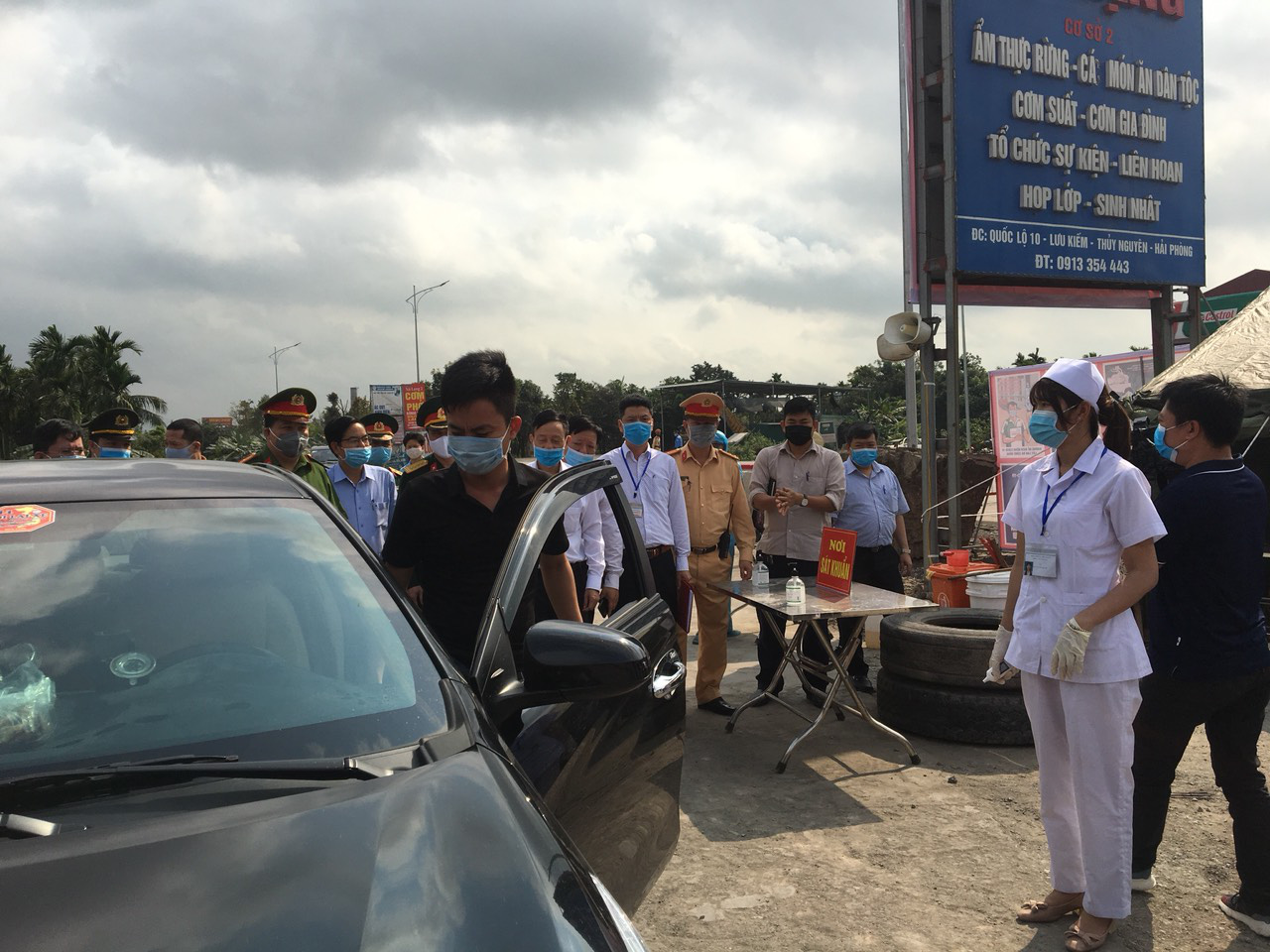 Hải Ph&ograve;ng lập 6 chốt cửa ng&otilde; v&agrave;o TP, dừng hoạt động c&aacute;c nh&agrave; h&agrave;ng, kinh doanh ăn uống đ&ocirc;ng người - Ảnh 2.