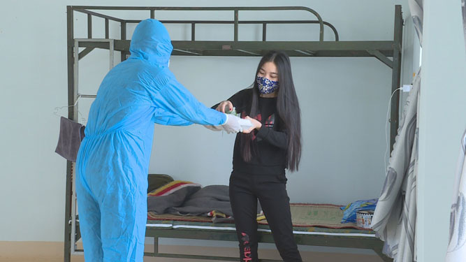 T&Igrave;NH NGƯỜI NƠI C&Aacute;CH LY CHỐNG DỊCH (*): Những anh nu&ocirc;i đặc biệt - Ảnh 2.