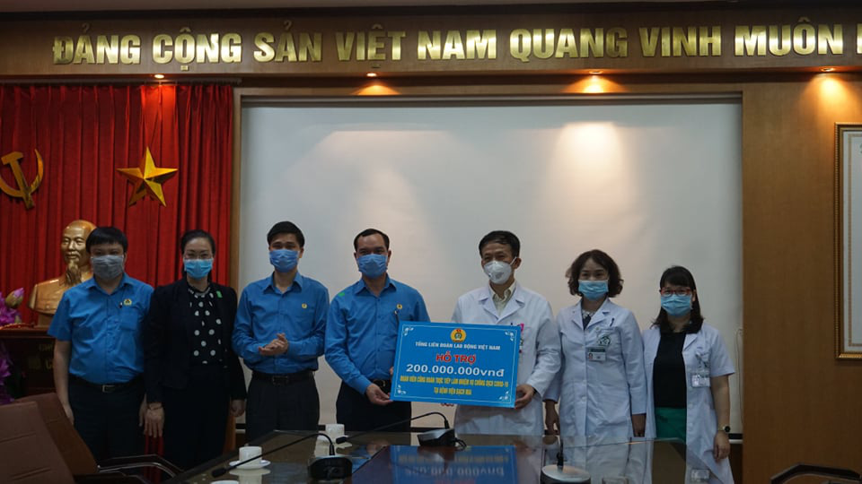 Tổng LĐLĐ Việt Nam trao 2 tỉ đồng cho c&aacute;c đơn vị tham gia chống đại dịch Covid-19 - Ảnh 5.