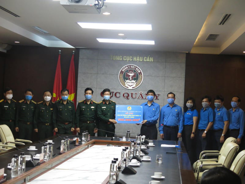 Tổng LĐLĐ Việt Nam trao 2 tỉ đồng cho c&aacute;c đơn vị tham gia chống đại dịch Covid-19 - Ảnh 2.
