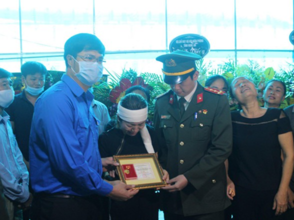Thăng hàm đại úy cho sĩ quan công an hy sinh khi truy bắt tội phạm ma túy